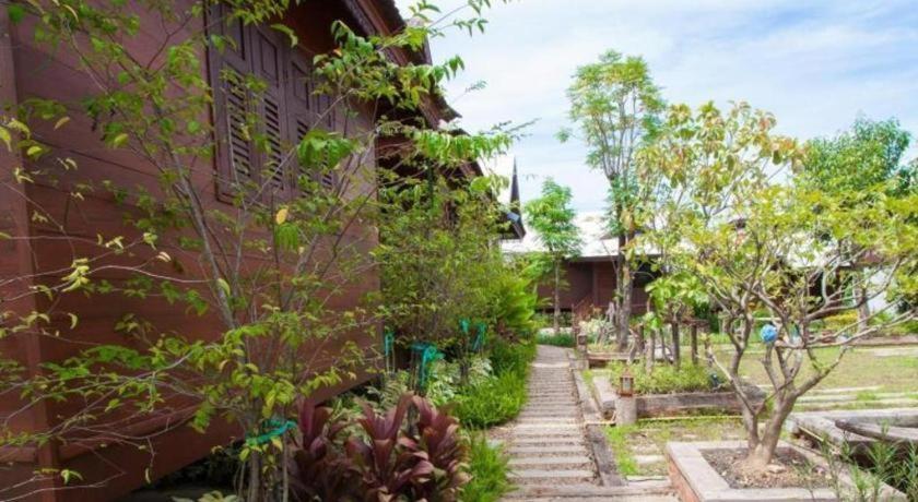 Huan Aumpron Resort Phrae Exterior photo