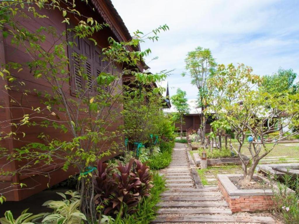 Huan Aumpron Resort Phrae Exterior photo