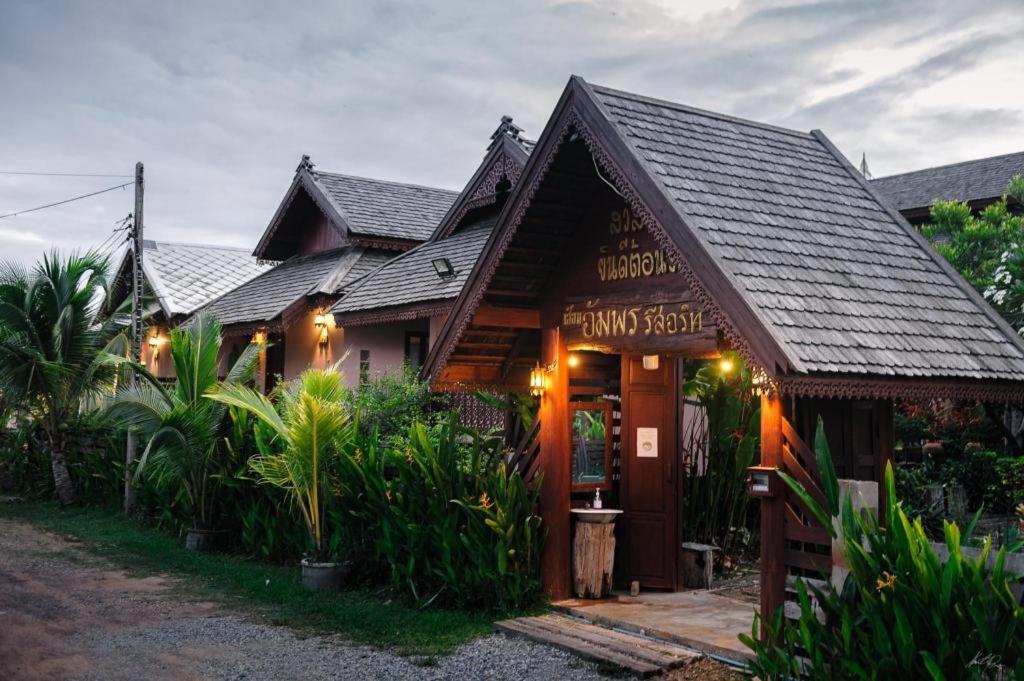 Huan Aumpron Resort Phrae Exterior photo